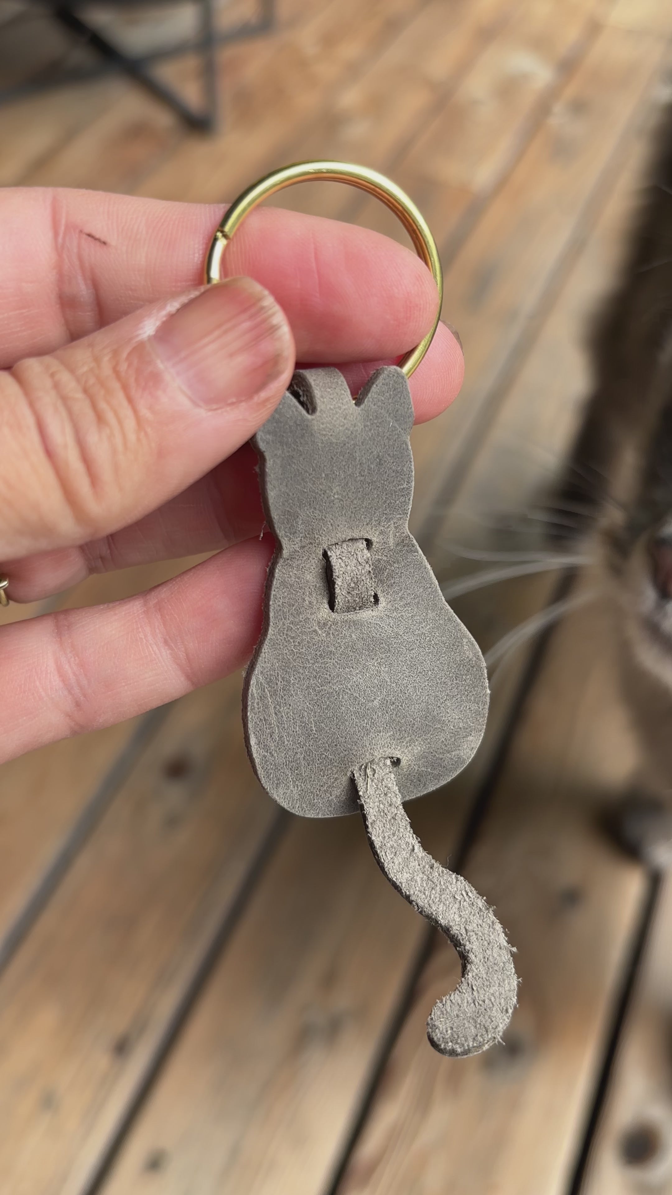 Cat Leather Keychain – Handcrafted Full-Grain Leather – MOSS BAGS
